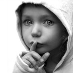 Siempre hay una razón lógica por la que la gente hace las cosas de cierta manera; es necesario encontrar todas las razones posibles antes de juzgarlos.