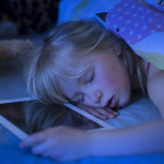 Así influye la luz al dormir: la verde adelanta el sueño mientras la azul lo retrasa